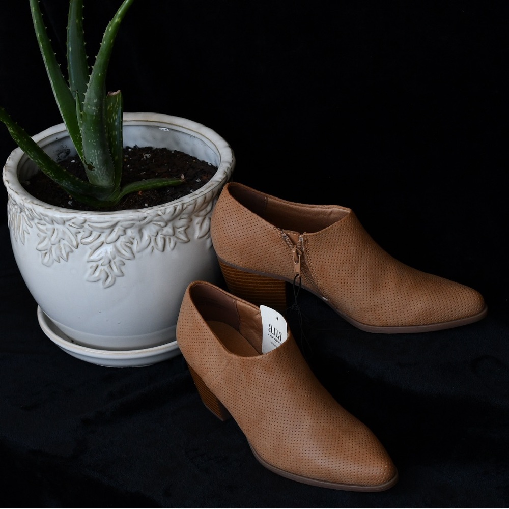 Brand new Ana Robbin memory foam brown perforated short heeled boots size 7.5M